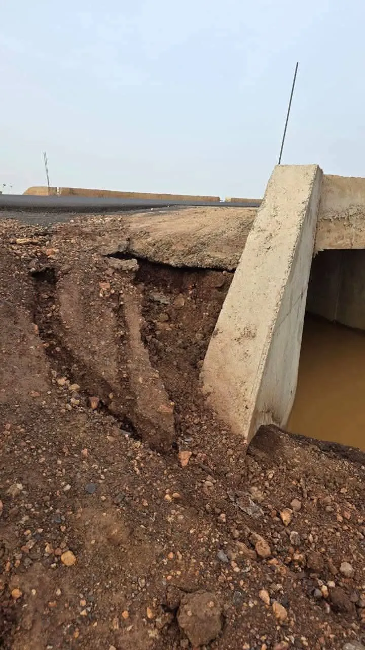 تضرر إحدى حواف جسر اتويجگجيت بعد ثلاثة أيام من إعلان اكتماله