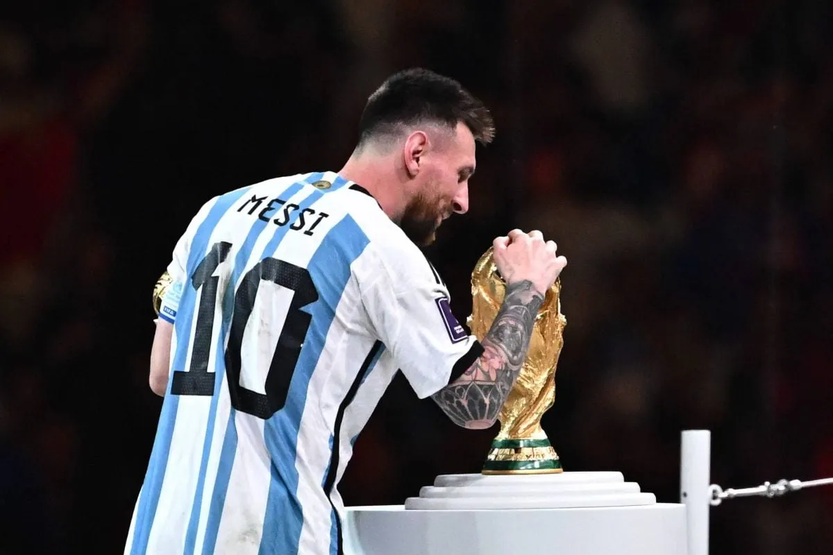الأسطورة الأرجنتيني ليونيل ميسي يعلن الاعتزال دوليا