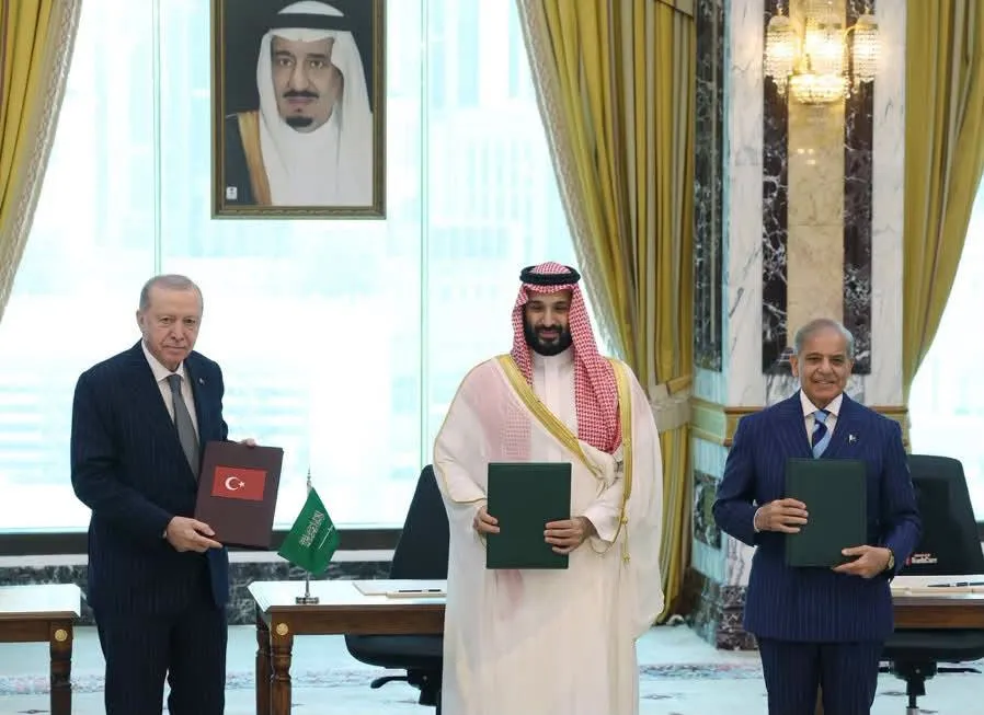 وقعت في مكة وحملت اسمها.. السعودية وباكستان وتركيا توقع اتفاقية دفاع مشترك