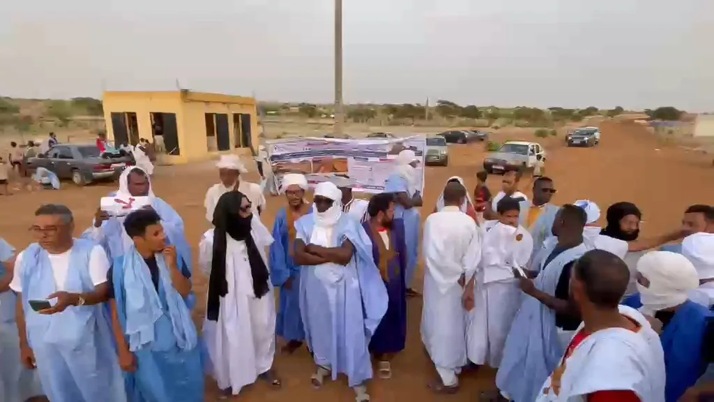 محتجون يطالبون باستكمال محور طريق النباغية بير البركة