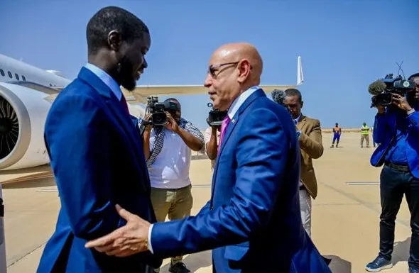 غزواني يستقبل رئيس السنغال خلال توقف فني بنواكشوط