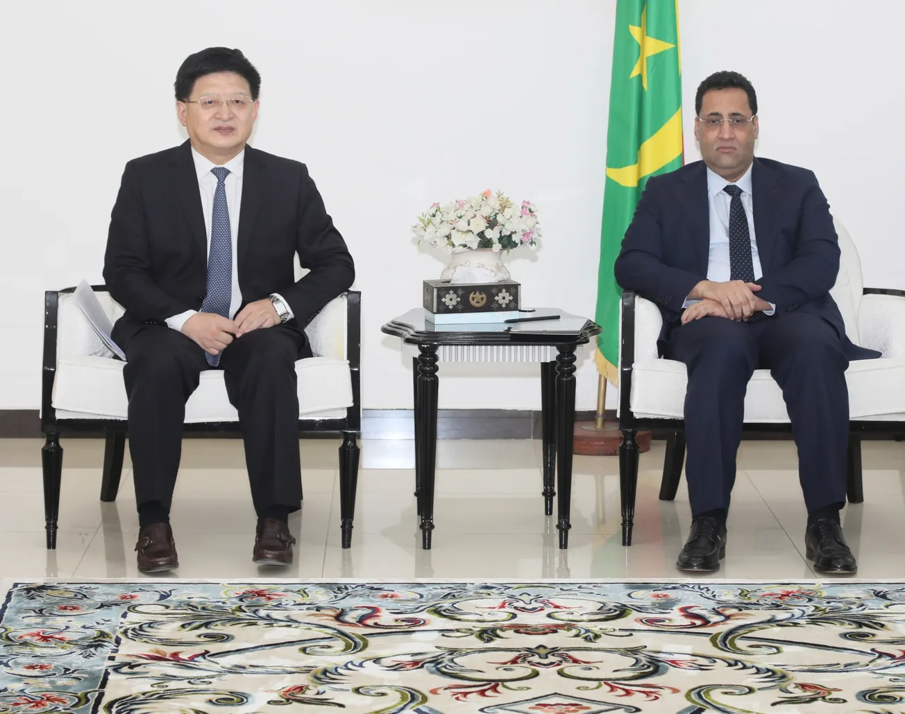 الوزير الأول يجري مباحثات مع السفير الصيني