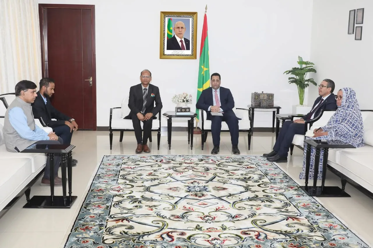 الوزير الأول وسفير الهند يبحثان تعزيز التعاون بين البلدين