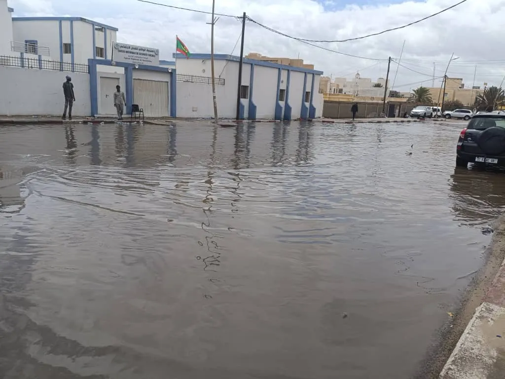 مياه الأمطار تحاصر المرافق العمومية والأسواق بنواذيبو