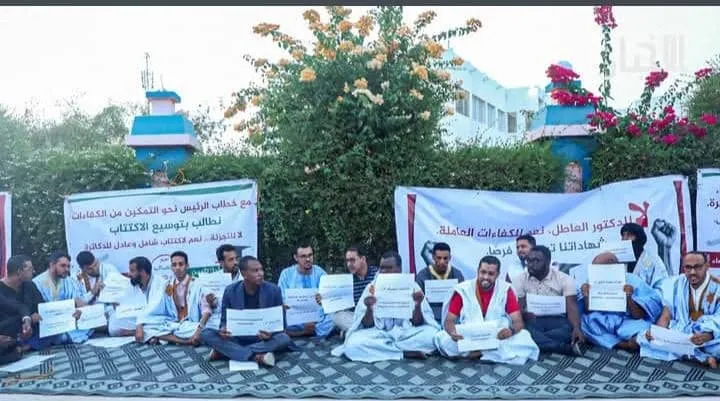 الدكاترة المتعاونون يلوحون بالإضراب ويطالبون باكتتاب شامل