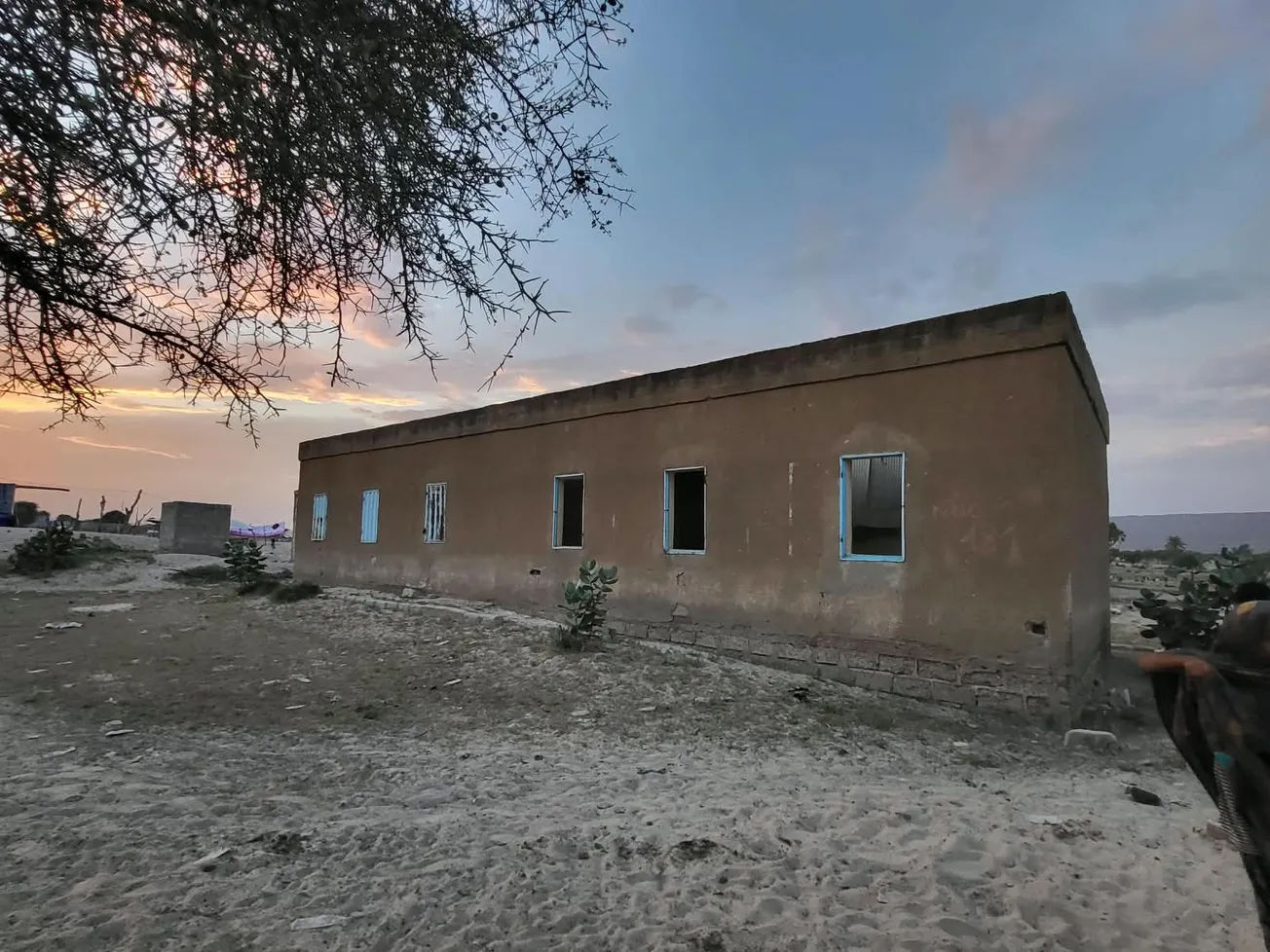 سكان قرية بضواحي كرو يطالبون بترميم مدرستهم وإنقاذ مستقبل أبنائهم