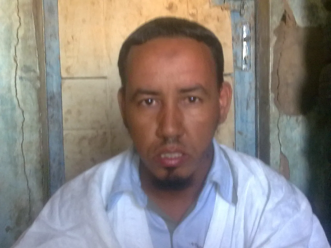 ناقل يعتصم أمام مفوضية الشرطة بمكطع لحجار ويتهم الجهاز بالانتقائية