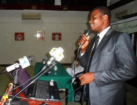 الشاعر الشاب الشيخ نوح نال رضى الجماهير وتفاعلها خلال السهرة