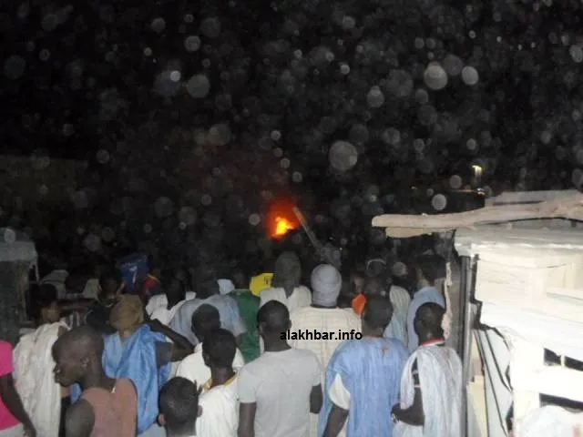 جانب من الحريق مساء اليوم في سوق أطار (الأخبار)