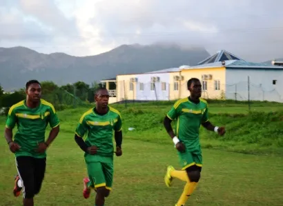 سليمان جلو حارس أساسي في مواجهة موريس (يسار)