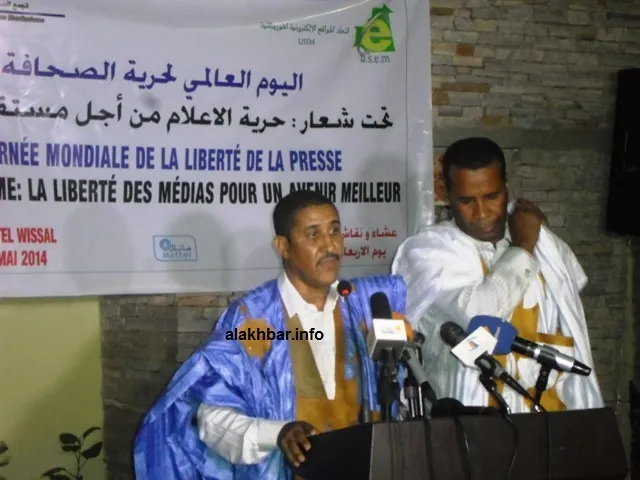 رئيس اتحاد المواقع الإلكترونية محمد عالي عبادي (يسار) خلال كلمته، وع?