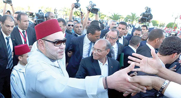 الملك محمد السادس والرئيس المنصف المرزوقي يحييان مستقبلي العاهل الم