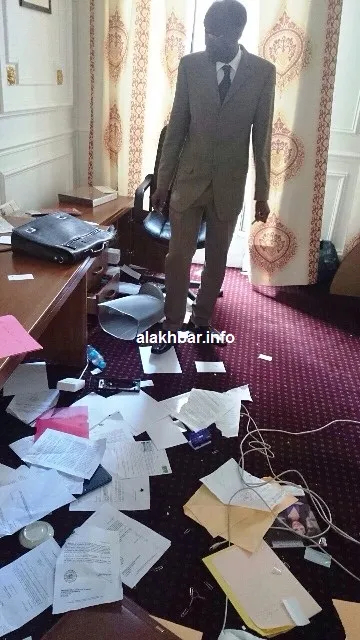 المستشار الأول في السفارة الموريتانية تانديا يتفقد آثار العبث بمحتو