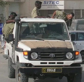 الشرطة تفرق شبابا احتجوا أمام القصر