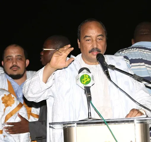 ولد أحمد سالك يجلس عن يمين ولد عبد العزيز خلال مهرجان انطلاقة الحملة 