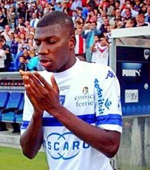 المهاجم آدما با