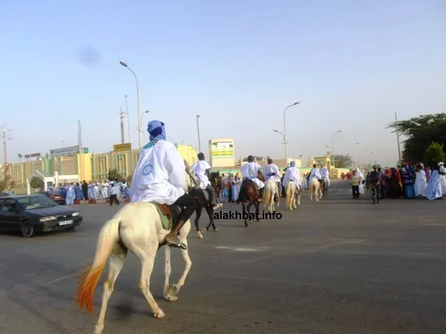 أفسح أفراد أمن الطرق الطريق للخيالة باتجاه الجماهير المنتظرة لوصول ?