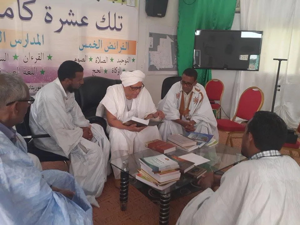 جامعة شنقيط العصرية تهدي قناة المحظرة مجموعة من إصداراتها