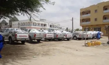 شنقيتل توزع مواد إفطار على بعض الفقراء