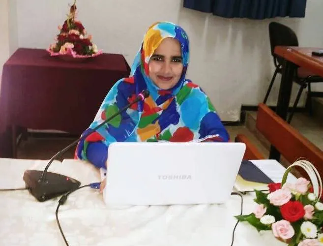 الدكتورة بيبتي بنت محمد حامد ولد حميدي خلال نقاشها لأطروحتها اليوم ف