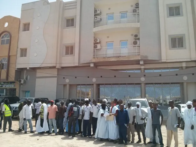 عمال غاضبون يغلقون مقر شركة "شنكير"