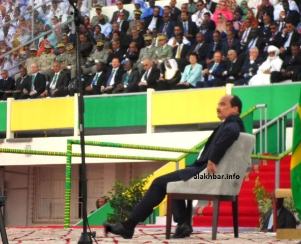 الرئيس الموريتاني محمد ولد عبد العزيز بعيد تأديته اليمين الدستورية ?