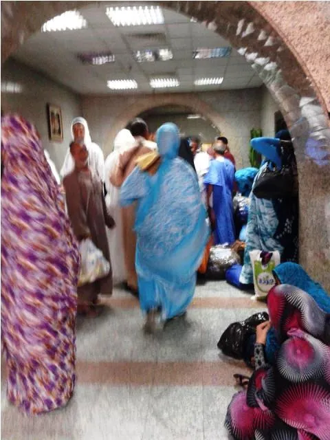 عشرات الحجاج في مدخل التجمع السكني في اتنظار الحصول على غرف للإقامة