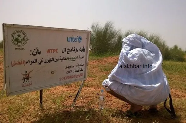 لا يولي الشاب كثير اهتام لما ورد في لوحة الإعلانات المنصوبة بجانبه