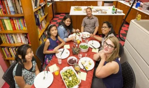 الطعام الجماعي للأسرة يخفف وزن الطفل