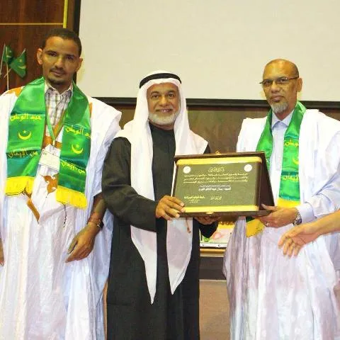 السفير الموريتاني في الكويت حامد حاموني على منصة الحفل أثناء توزيع ا