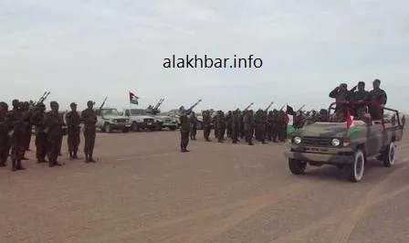 الرئيس الصحراوي ووزير دفاعه وهم يستغلون عربة مكشوفة لتحية التشكيلات