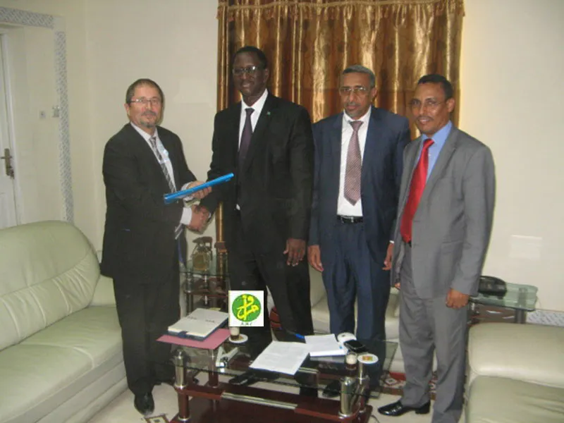 وزير التشغيل والتكوين المهني خلال لقائه بمديري الشركتين (الوكالة ال?