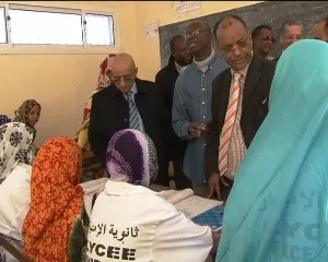 جانب من زيارة السلطات الإدارية والتربوية لثانوية نواذيبو 1(تصوير الأ