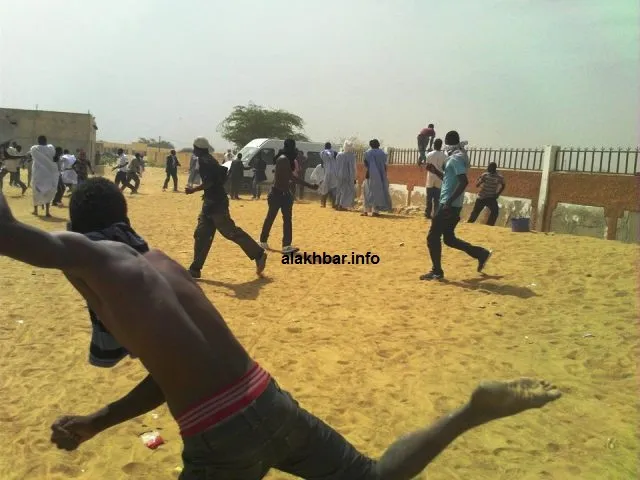 المتظاهرون حاولوا منع الباص من مغادرة مبنى المحكمة بعد صدور الحكم صب