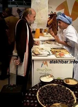 مشارك في الجناح الموريتاني يقدم تعريفا بمعروضاته لأحد زوار الجناح (ا