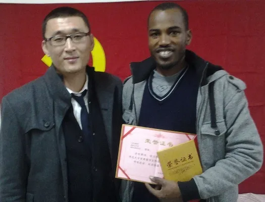 جامعة صينية تكرم طالبا موريتانيا متفوقا