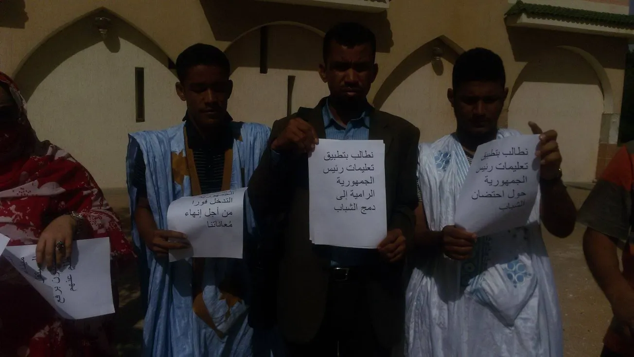 جانب من الوقفة التي نظمها الشباب صباح اليوم أمام القصر الرئاسي، وطال