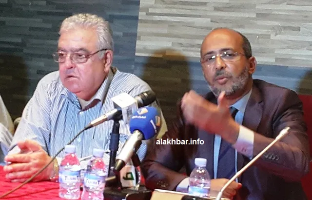 المحامي سيد المختار ولد سيدي مع صهر الموقوف التونسي خلال مؤتمر صحفي ?