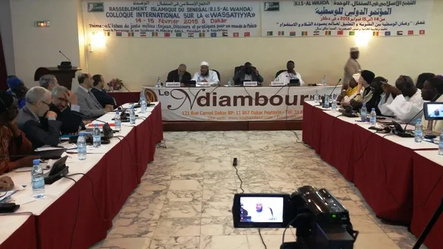 الشيخ محمد الحسن ولد الددو وسط عدد من قيادات المنظمات الإسلامية في إ?