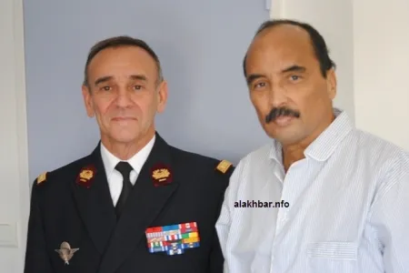 ولد عبد العزيز إلى جانب جراحه الفرنسي خلال رحلته العلاجية الأولى (أر?
