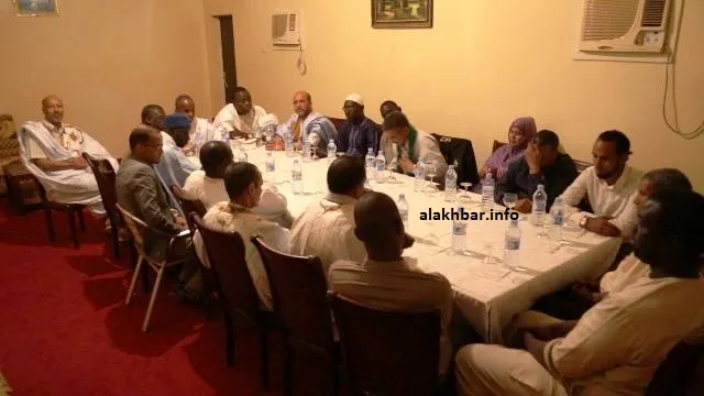 طرفا مفاوضات أزمة إضراب عمال الزويرات خلال جلستهم ليلة السبت الماضي?