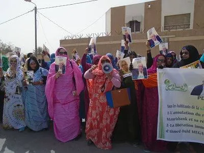 جانب من المظاهرة زوال اليوم أمام مقر ولاية نواذيبو (تصوير الأخبار)