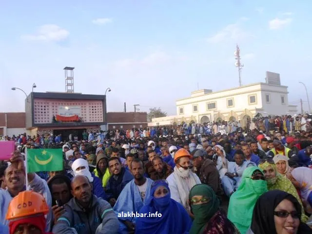 يتجمهر العمال يوميا في ساحة الاستقلال، ويتحدث في المهرجان المسائي ق?