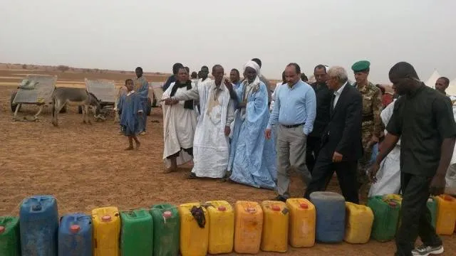 قرى تستقبل ولد عبد العزيز بقنينات مياه فارغة