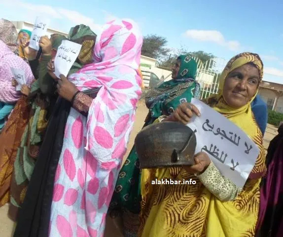 نساء الزويرات بالمراجل الفارغة والأواني المنزلية أمام مباني الولاي?
