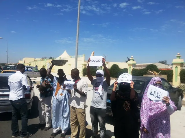 جانب من تظاهرة شباب التكتل أمام مباني الوزارة الأولى في انواكشوط الي