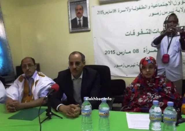 من اليمين: المنسقة الجهوية للشؤون الاجتماعية، ووالي ولاية تيرس الزم?