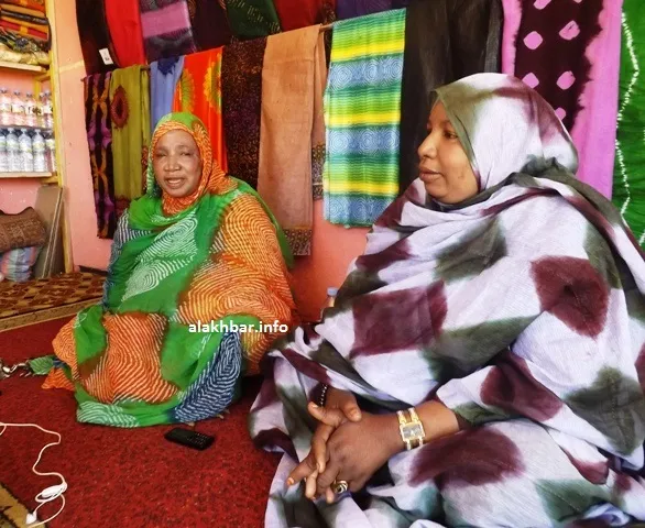 بيته بنت أحمد عيد رئيسة فرقة "المعادن" الفنية (يسار) ومعها شقيقت?