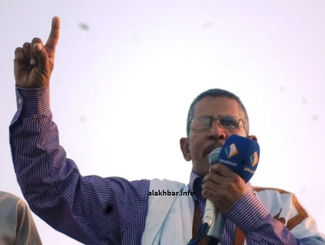 المندوب العمالي أحمد ولد آبيلي خلال خطابه في المهرجان العمالي مساء ا