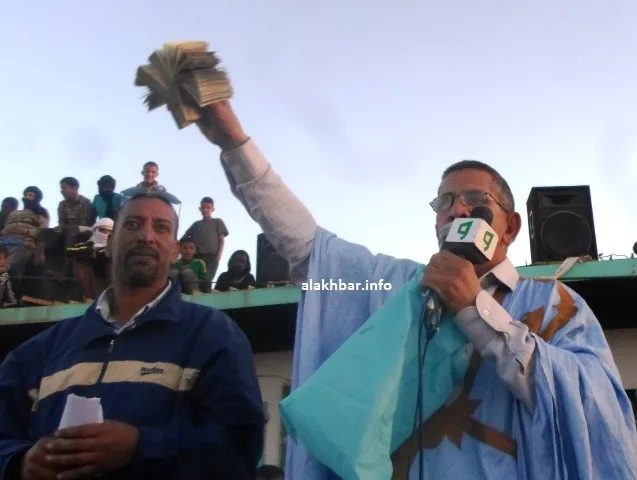 ولد آبيلي وهو يستعرض المليون على منصة المهرجان المسائي اليوم (الأخبا